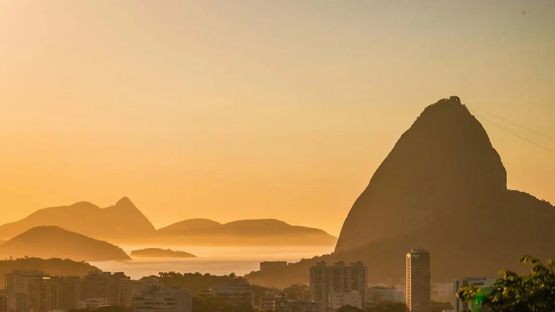Pão de Açúcar ao pôr do sol visto de Botafogo, bairro do MO.dO Design Living Botafogo